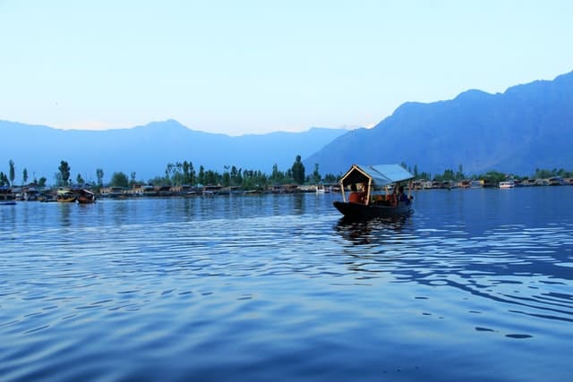 Kashmir Tour Package with Sonmarg & Gulmarg 4 Days